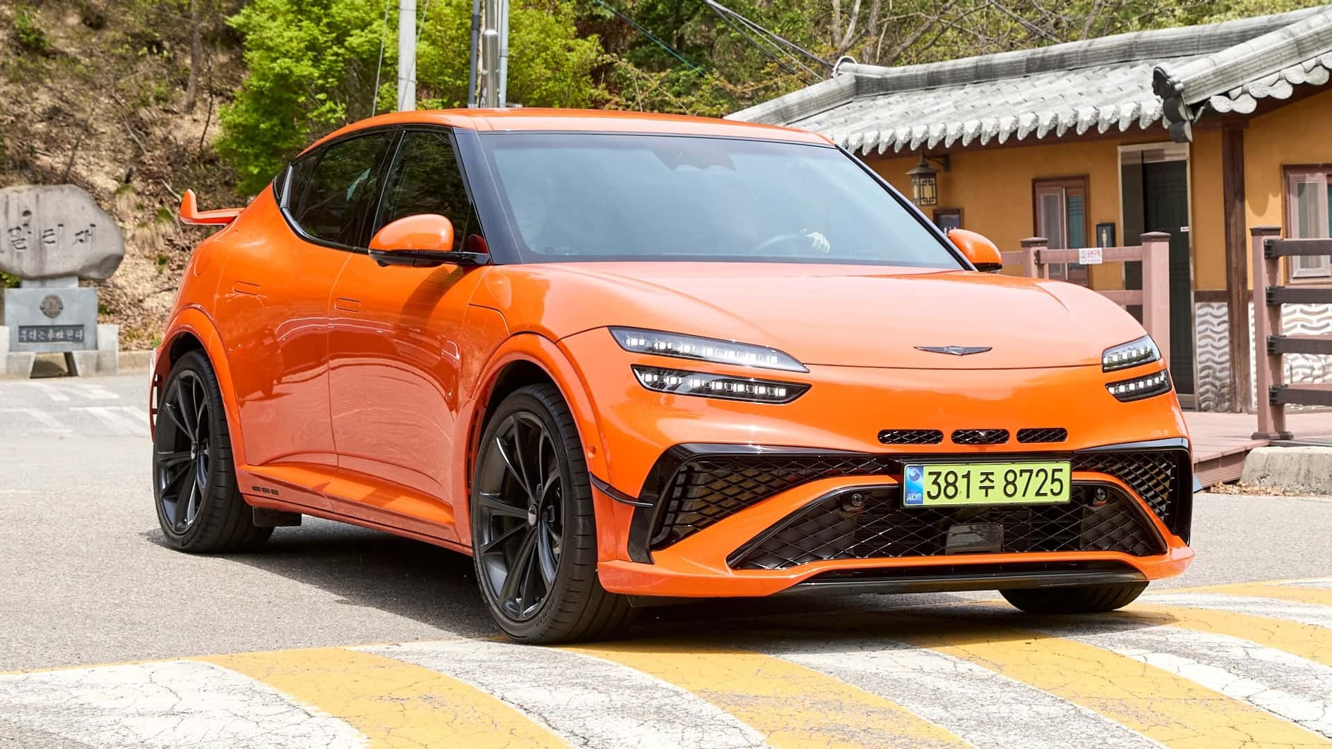 Genesis GV60 Magma Resmi Meluncur!溢价 Rp 140 Juta dari Saudara Kembarnya, Worth It Nggak Sih?